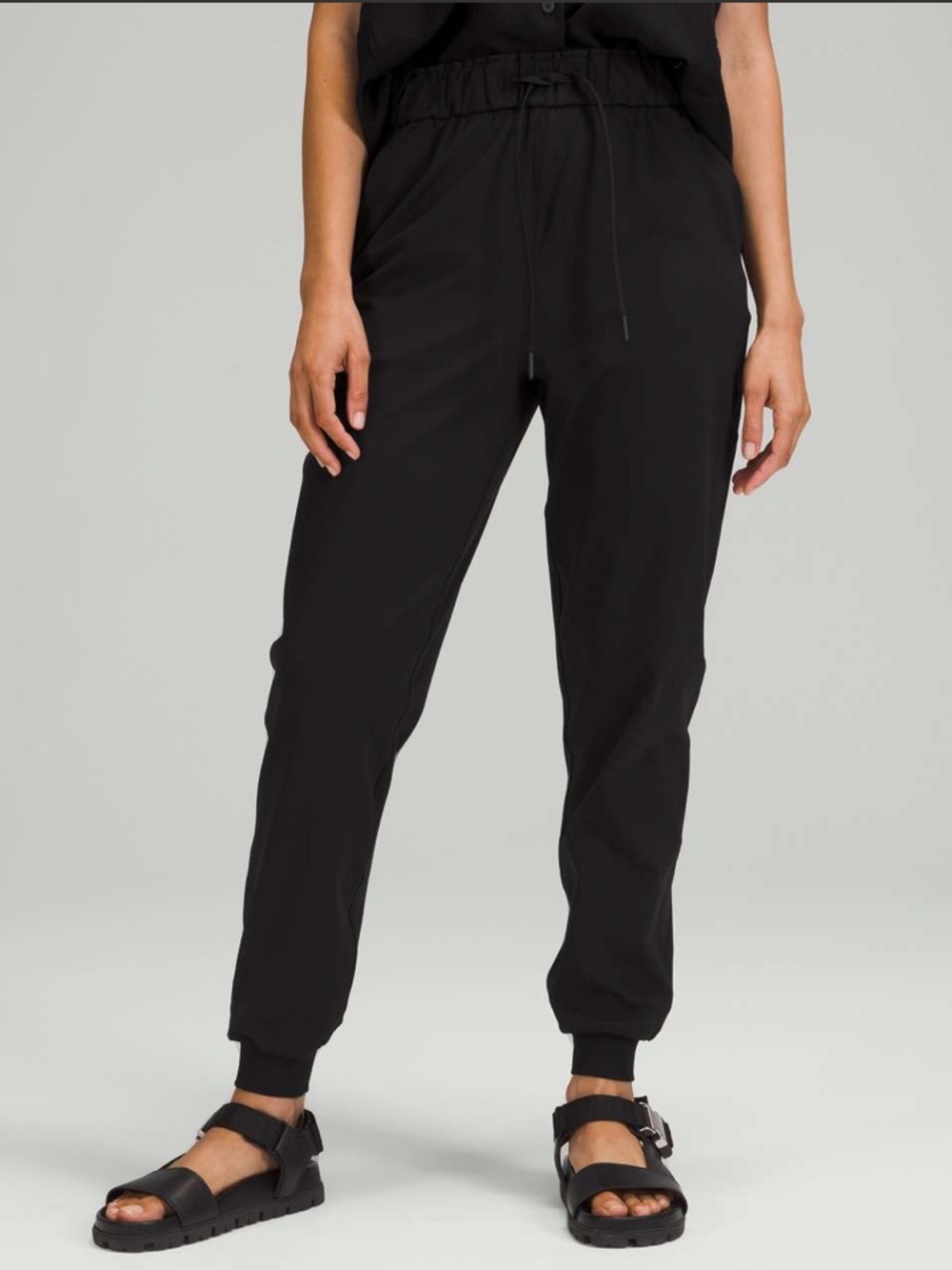 Lululemon Stretch High-Rise Jogger
Black 8
